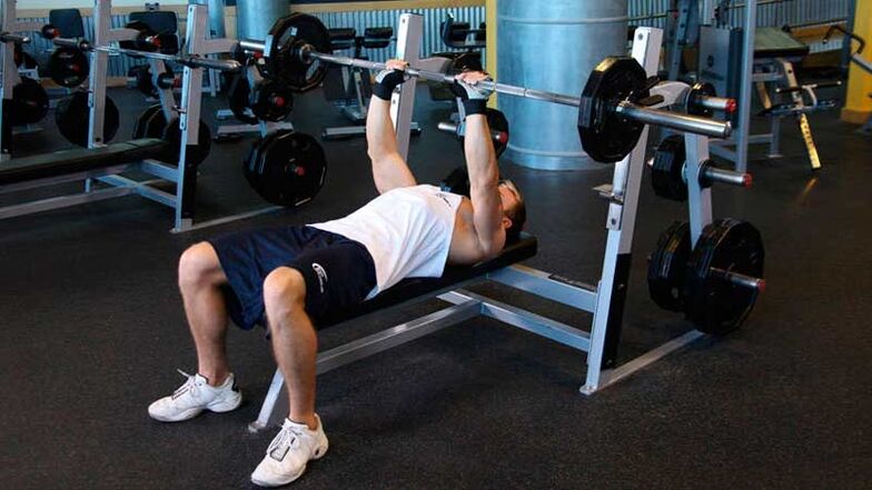 In order to dry the shoulders and chest, a bench press with dumbbells is performed on a horizontal bench. 